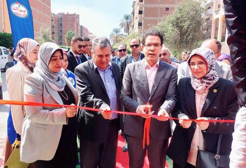 رئيس جامعة بنها يفتتح  معرض منتجات الجامعة