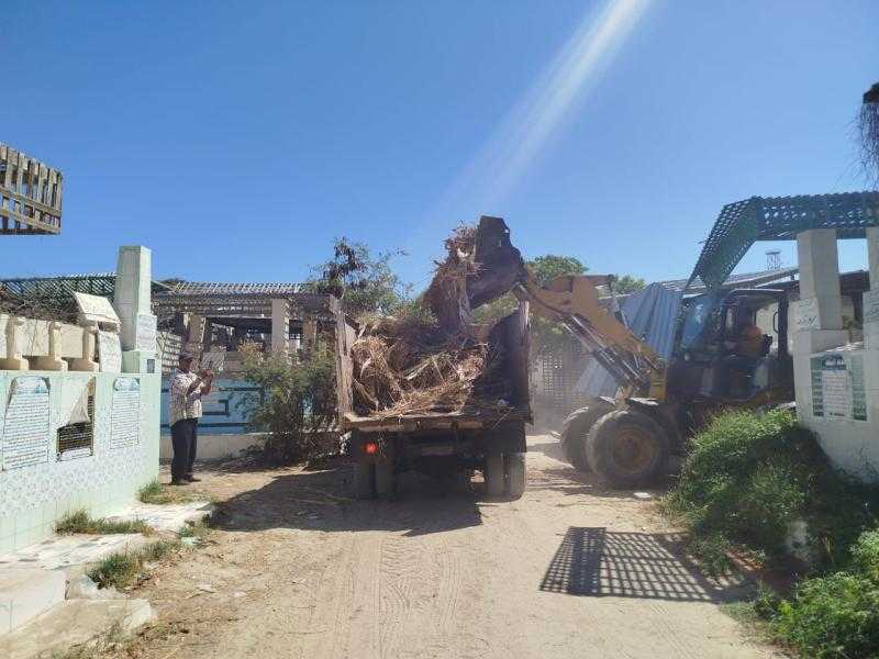 بدء أعمال رفع مستوى النظافة وتطوير المقابر القديمة بحي الزهور ببورسعيد