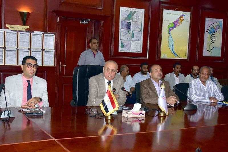 محافظ الأقصر يعقد اجتماعًا موسعًا مع 13 مدير مديرية لعرض الوضع الراهن ومقترحات التطوير