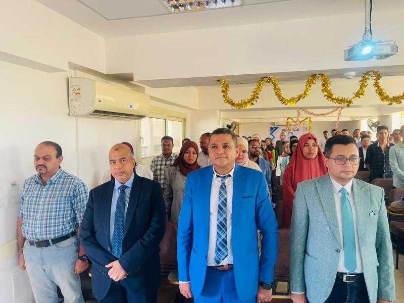 كلية العلوم بجامعة الأقصر تكرم أوائل الأقسام وأعضاء هيئة التدريس والموظفين المتميزين