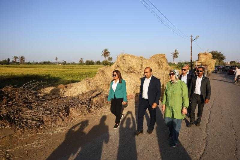 وزيرة البيئة في جولة مفاجئة لمنظومة جمع قش الأرز بالدقهلية والقليوبية
