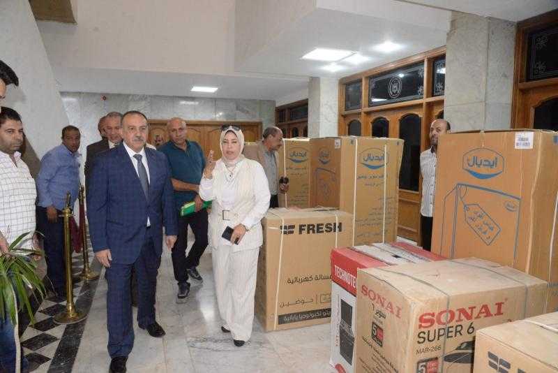 محافظ أسيوط يوزع أجهزة كهربائية وأثاثًا للأسر الأولى بالرعاية بمنطقة المصلى بحي غرب