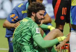 صدمة في ليفربول.. إصابة أليسون قد تحرمه من مواجهة ريال مدريد ومانشستر سيتي