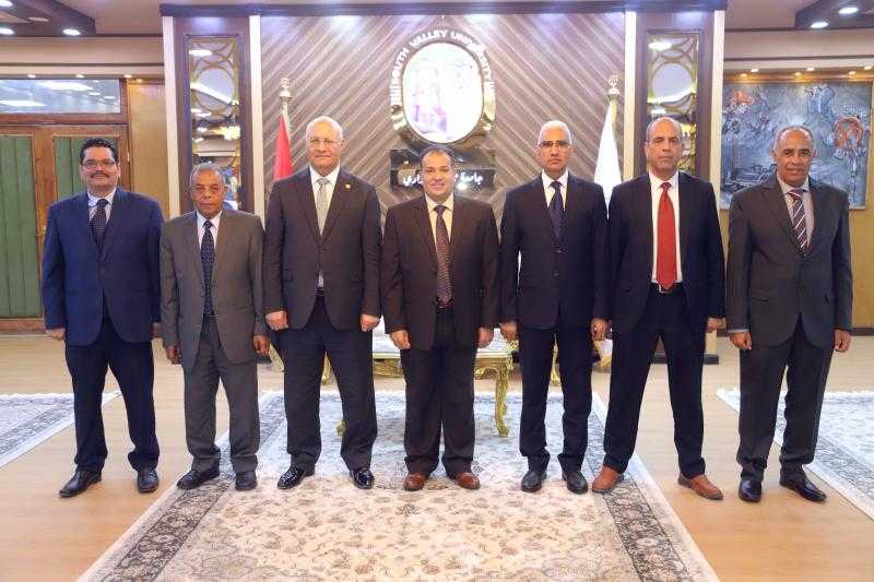 عقد لجنة لاختيار عميد كلية الطب البيطري بجامعة جنوب الوادي