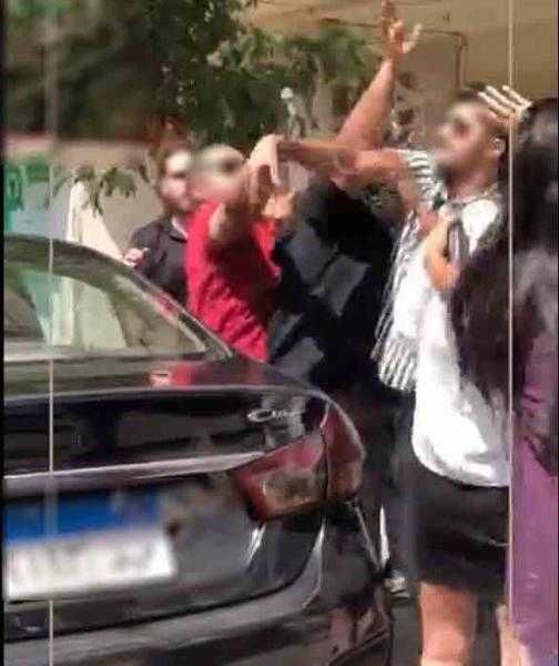 سائق يعتدى على راكبين أجنبيين بسبب سيجارة داخل سيارة نقل ذكى بالجيزة