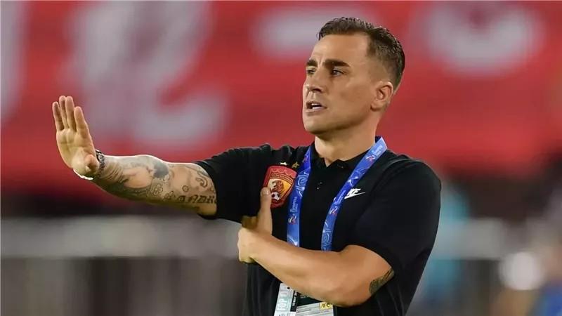 بعد ارتباط اسمه بالأهلي كانافارو يوافق على تدريب منتخب أوزبكستان