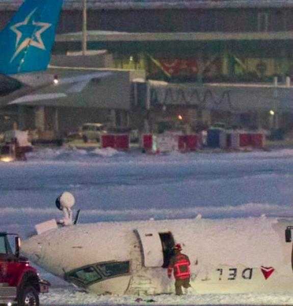 إصابة شخص وتضرر طائرتين لخطوط دلتا للطيران الأمريكية بسبب تصادم على سرعة منخفضة