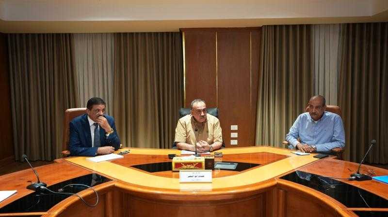 محافظ أسيوط يترأس اجتماعاً لمتابعة مشروعات حياة كريمة