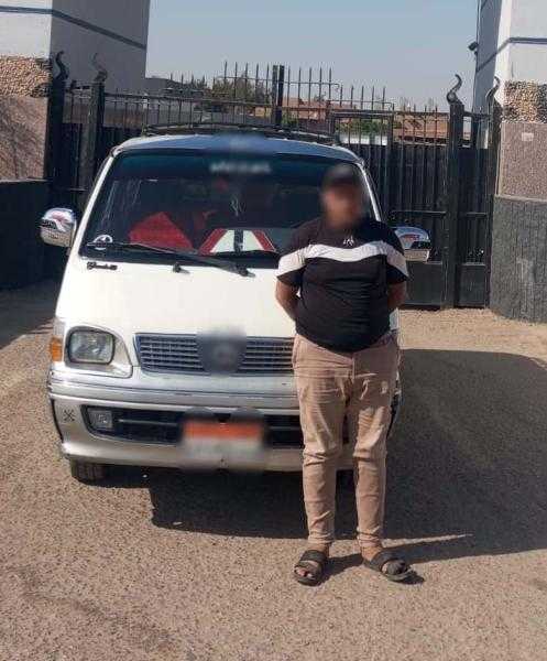 ضبط سائق ميكروباص سمح بجلوس ركاب أعلى السيارة بأسيوط