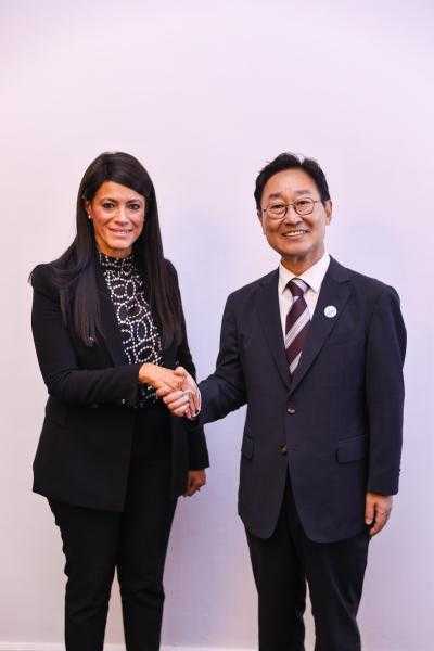 وزيرة التخطيط تلتقي المبعوث الرئاسي الكوري خلال فعالية الاحتفال باليوم الوطني لكوريا