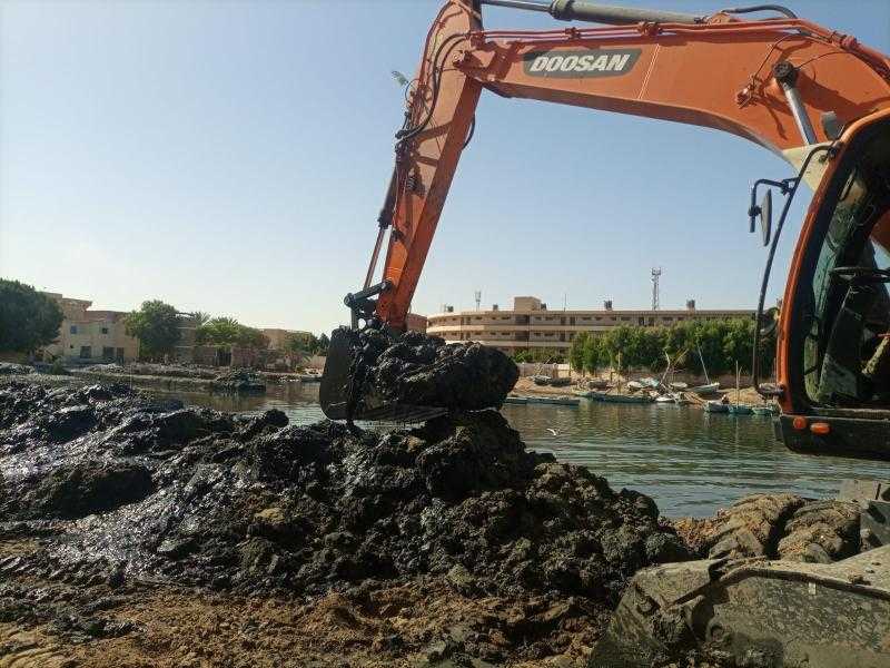 اعمال تطهير حلقة السمك بقرية فنارة بمشاركة معدات الوحدة المحلية لمركز ومدينة فايد بالإسماعيلية