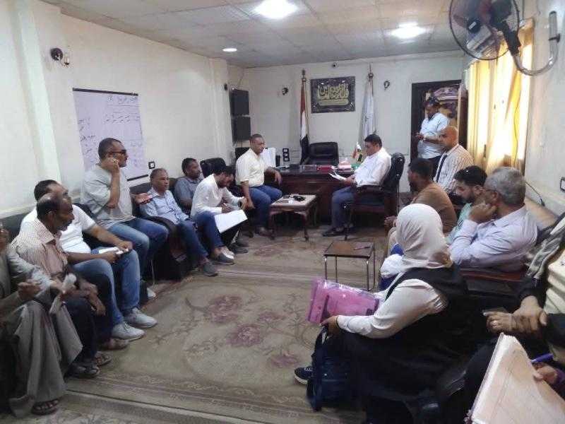 عقد اليوم المفتوح بأرمنت بمحافظة الأقصر وفك شدة خشبية لمخالفة بناء