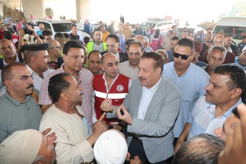 محافظ المنوفية يقود قوافل طبية وغذائية ويقدم دعم مالي وعيني عاجل للأسر المتضررة من ارتفاع منسوب مياه النيل بدلهمو