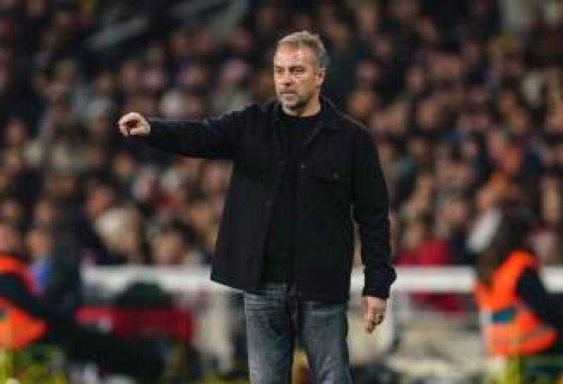 مدرب برشلونة يوضح سبب خلافه مع دي لا فوينتي: «كنت أدافع عن لاعبي.. والموضوع انتهى»