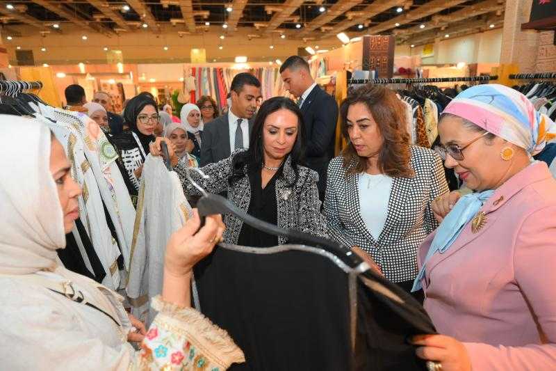 وزيرة التضامن الاجتماعي تتفقد جناح صندوق دعم الصناعات الريفية والبيئية المشارك في معرض ”تراثنا ”