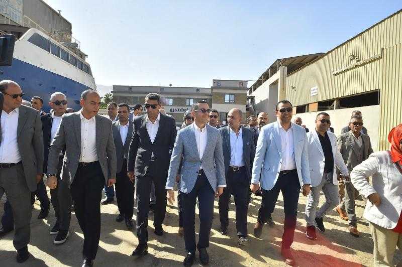 وزير الاستثمار والتجارة الخارجية ومحافظ السويس يتفقدان المنطقة الحرة بعتاقة والأدبية بالسويس الجديدة