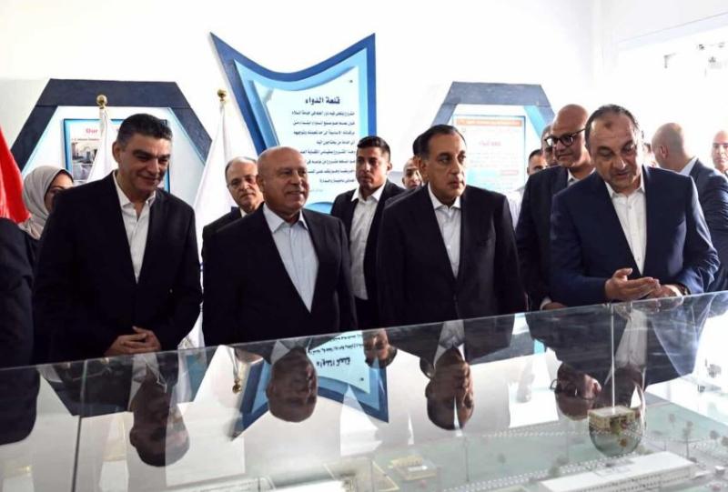 رئيس الوزراء يفتتح ويتفقد عددا من مصانع الأدوية المطورة التابعة لقطاع الأعمال العام بالقليوبية