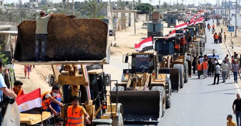 جرافات مصرية تتحرك في غزة لرفع الأنقاض وتجهيز مخيم جديد للنازحين قرب البريج