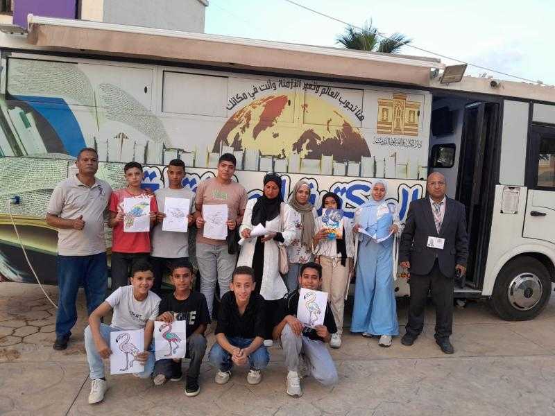 المكتبة المتنقلة تواصل فعالياتها في معرض دمنهور الثامن للكتاب بمشاركة طلاب المدارس ومراكز الشباب