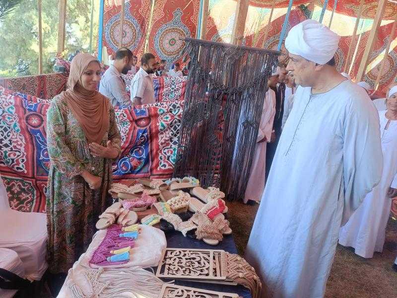 وحدة أيادي مصر بالأقصر تشارك في معرض الحرف اليدوية والتراثية