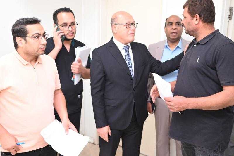 رئيس جامعة سوهاج يُطمئن اهالي الطلاب المصابين من داخل مستشفي الطوارئ الجامعي الجديد