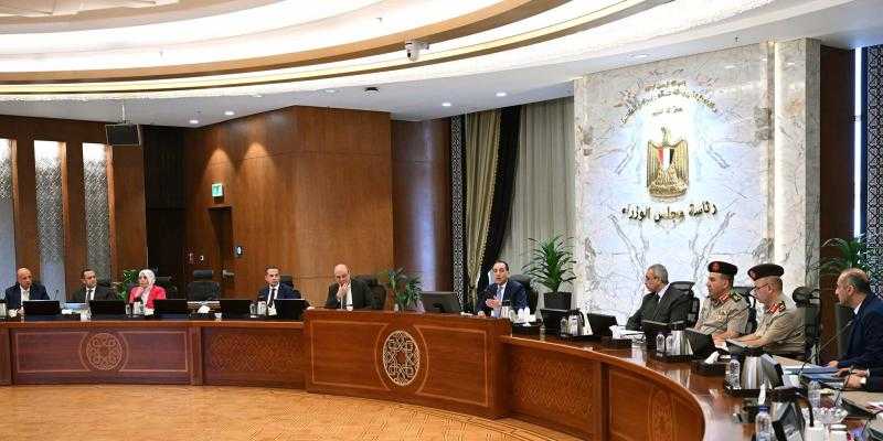 رئيس الوزراء يُتابع موقف مشروعات تطوير البُنى التحتية وأنظمة التأمين بالمطارات المصرية