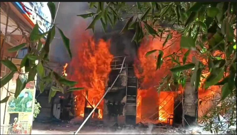 حريق هائل في كافيه على ترام الرمل بمنطقة شدس بالإسكندرية