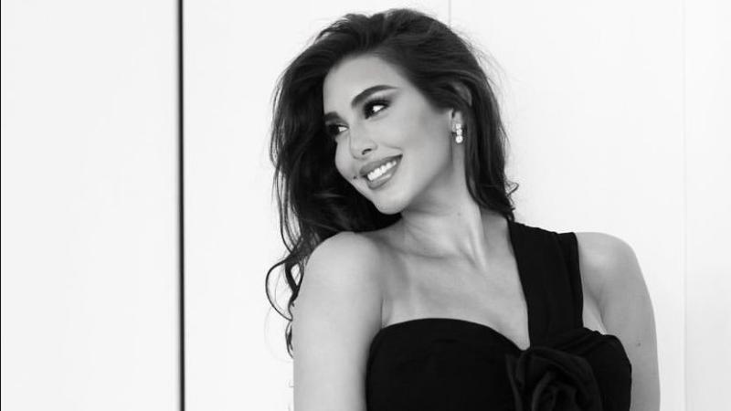 مي عز الدين تدعم ياسمين صبري في عرض أزياء باريس