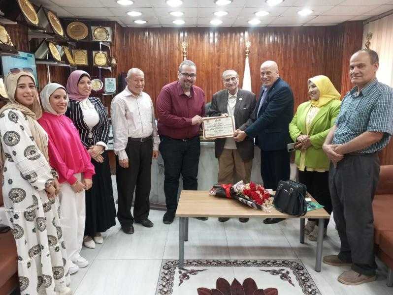 نقيب الاجتماعيين يكرم وكيل وزارة الصحة لجهوده المتميزة خلال لقائه بأعضاء النقابة بالشرقية لتعزيز التعاون المشترك