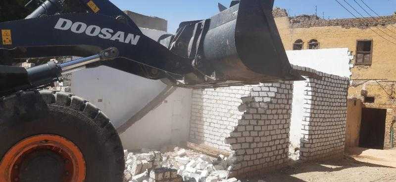 إزالة 4 حالات تعدي مخالفة بمدينة الطود بمحافظة الأقصر