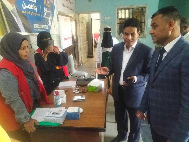 رئيس مدينة البياضية ووكيل وزارة الصحة بالأقصر يتابعان سير عمل المنشآت الصحية