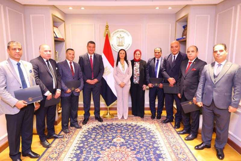 وزيرة التضامن الاجتماعي تكرم اللجنة العليا لمتابعة الشكاوى والطلبات والخدمات بالوزارة