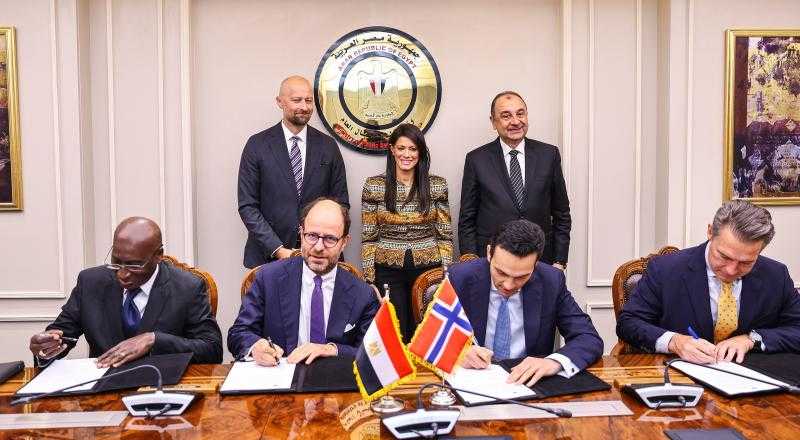 وزيرا التخطيط وقطاع الأعمال العام وسفير النرويج يشهدون توقيع خطابات نوايا لتمويل مشروع ”دندرة” للطاقة الشمسية