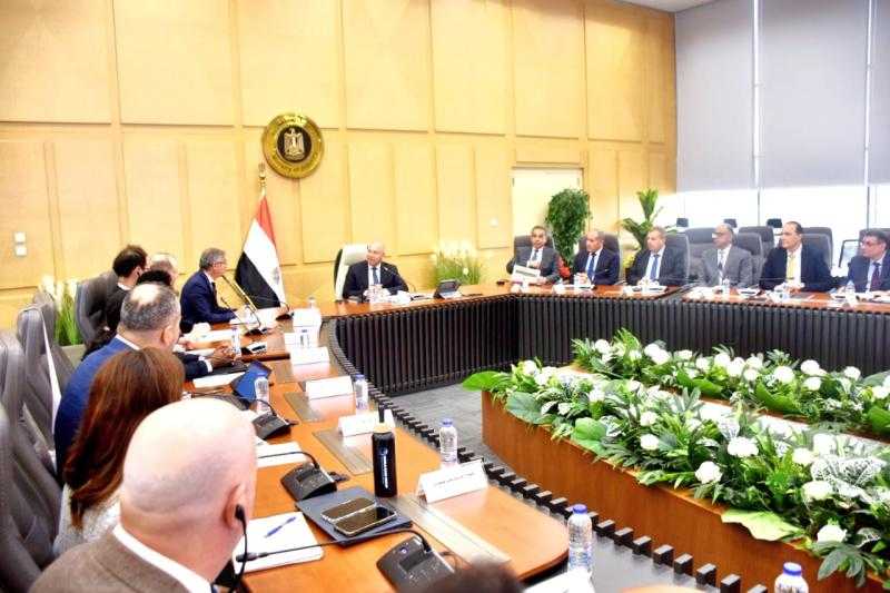 وزير الصناعة والنقل يلتقي وفد البنك الدولى لمتابعة عدد من المشروعات الجاري تنفيذها