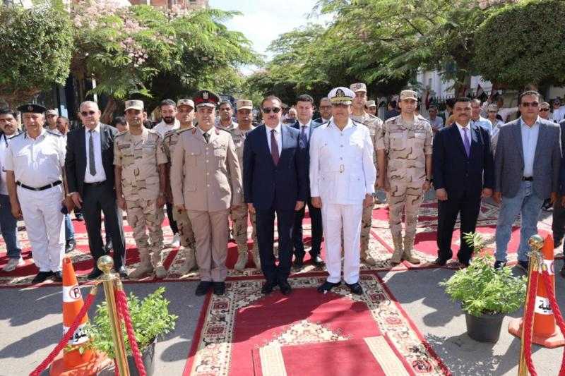 محافظ المنوفية يضع إكليلاً من الزهور على النصب التذكاري بشبين الكوم