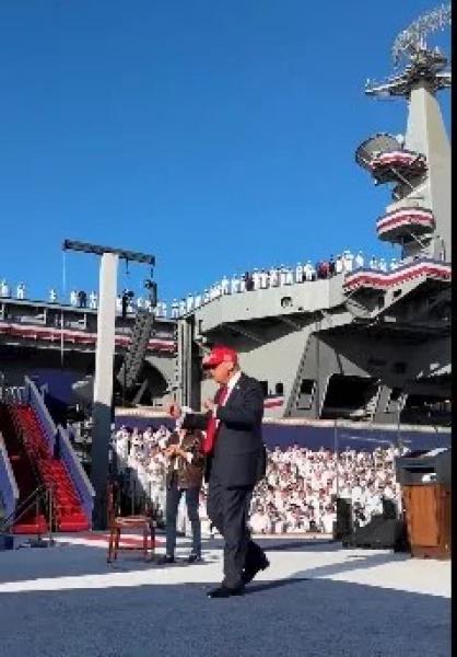 ترامب يرقص على متن حاملة طائرات أمريكية وجنود البحرية يصفقون
