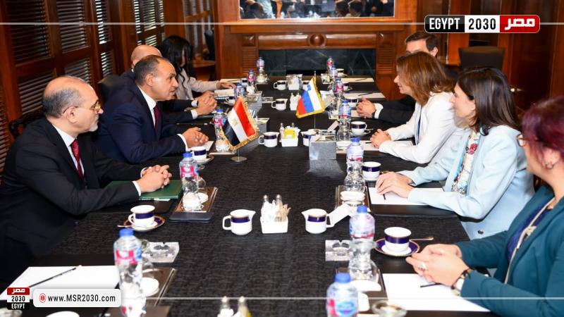 وزير الخارجية خلال لقائه بنظيرته السلوفينية