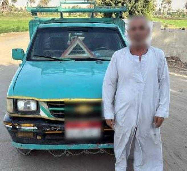 ضبط سائق سمح لأطفال بالركوب في صندوق سيارة ربع نقل بالمنيا