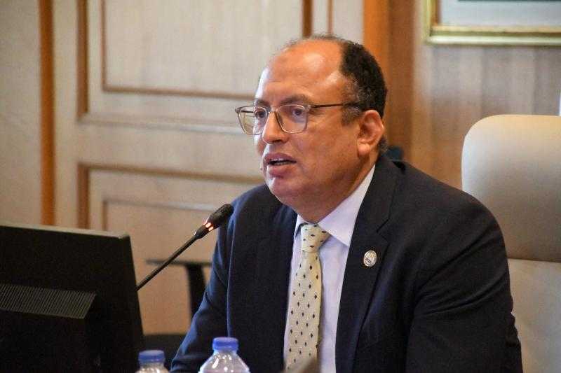 رئيس جامعة حلوان يوجه بتحويل مشروعات التخرج إلى ترجمات تاريخية لمواجهة الفكر المتطرف ونشر الوعي الوطني