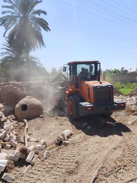 مدينة الأقصر تنفذ 4 قرارات إزالة تعديات على الأراضي الزراعية