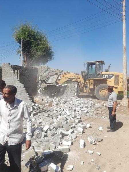 محافظ أسيوط: إزالة 41 حالة تعدي واسترداد 582 فدان أملاك دولة بـ8 مراكز وحي