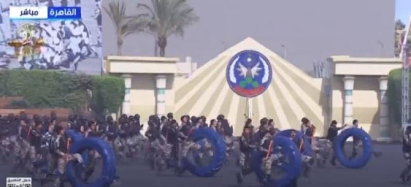 طلاب وخريجو كلية الشرطة يستعرضون مهاراتهم في اجتياز الحلقات الدائرية بحفل التخرج