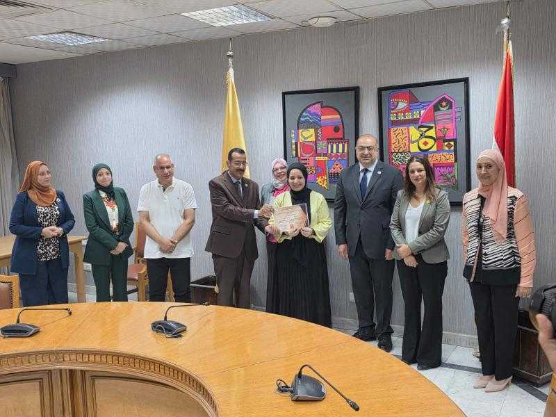 جامعة حلوان تكرم طلابها الفائزين في مسابقة الطالب الأعلى إنجازاً بالمشروع  القومي لمحو الأمية – دورة يوليو ٢٠٢٥
