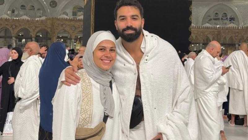 حازم إيهاب يشارك صورة مع زوجته أثناء العمرة