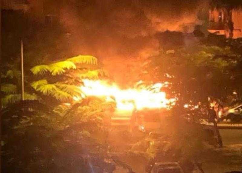 لهو مراهقين يشعل حريقًا يلتهم 4 سيارات بالتجمع الأول.. والقبض على المتسببين