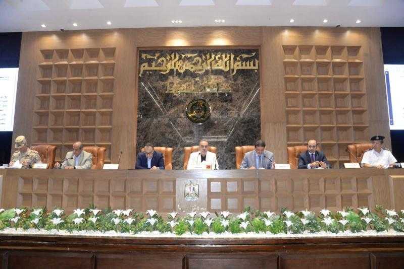 محافظ أسيوط يطلق مبادرة تكتلات الأقمشة والمنسوجات