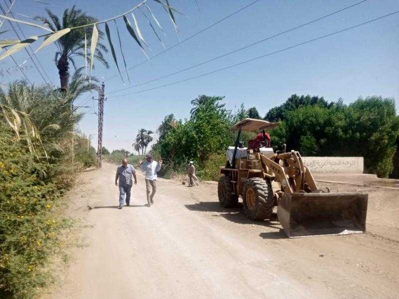 رصف ٤٠٠ متر وتنفيذ عدد ٢ حالة إزالة ضمن الموجة ٢٧ بالزينية شمال الأقصر