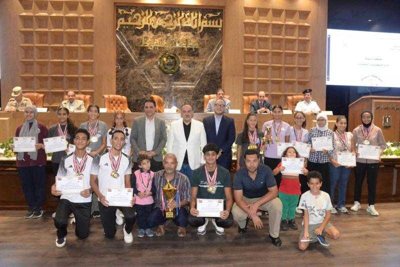 محافظ أسيوط يكرم أبطال السباحة بعد فوزهم بالمركز الأول في بطولة الصعيد لمراكز الشباب