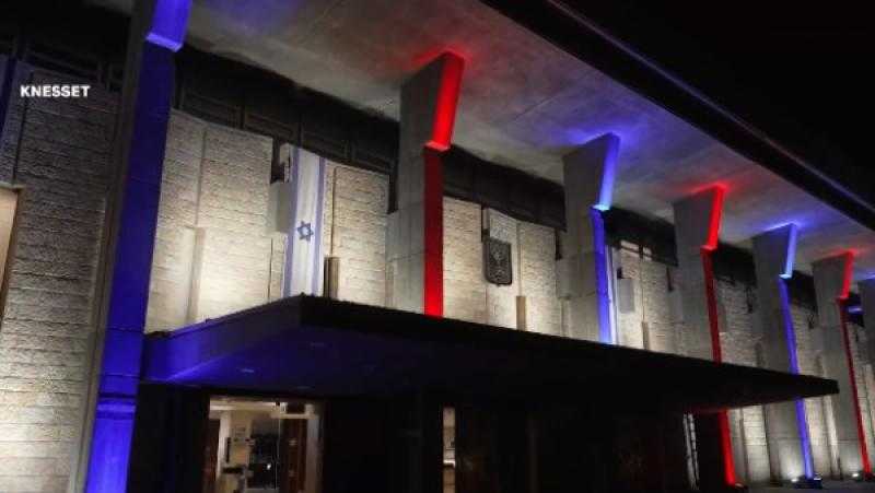 إضاءة الكنيست بألوان العلم الأمريكي استعدادا لزيارة ترامب