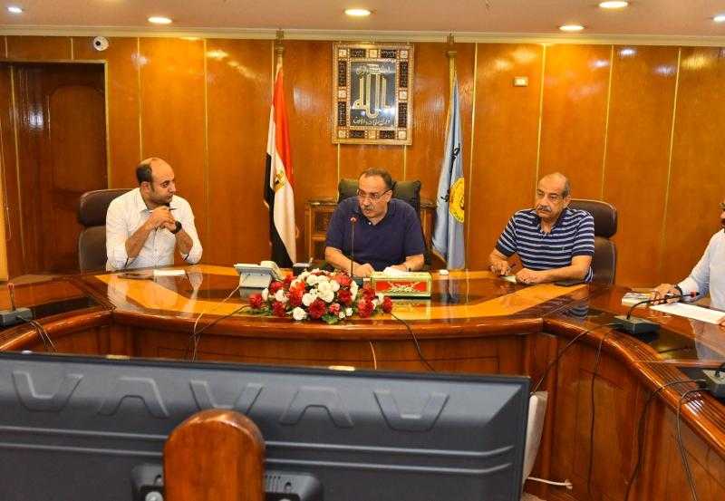 محافظ أسيوط يعقد اجتماعا مع رؤساء المراكز ويؤكد لا تهاون في ملف التقنين
